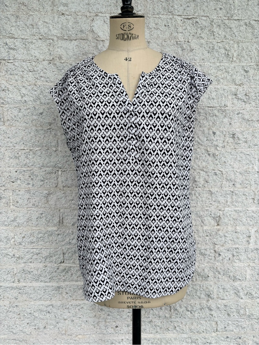 Nicole Miller Black & White Geometric Cap-Sleeve Blouse